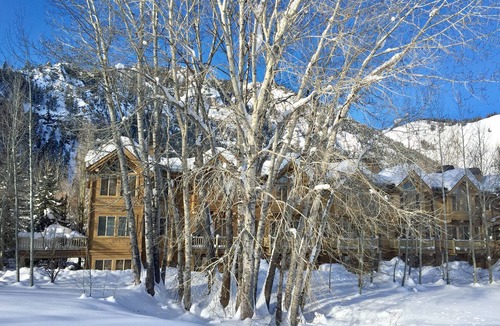 Ketchum House | Lovely townhome: Ski to Lift, Walk to Town, Private Hot tub, Sleeps 8!