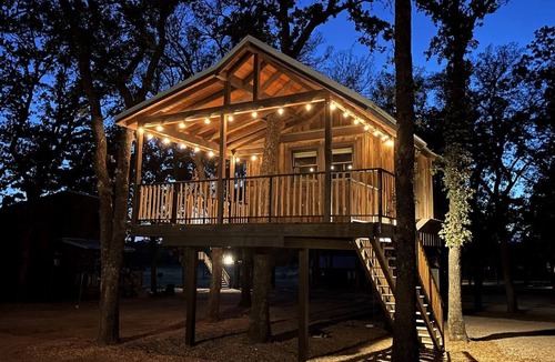 Elm Mott Cabin | Lovely Treehouse Glamping Spot Near Magnolia and Baylor, Texas