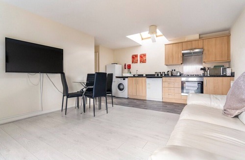 Tipton House | Lovely Two Bed detached house with Parking