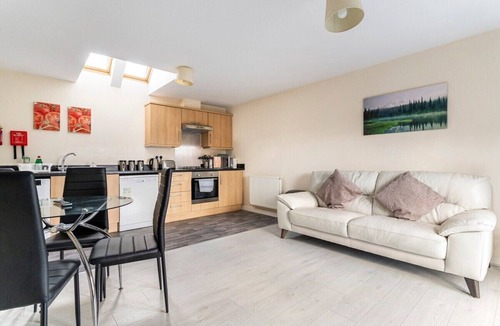 Tipton House | Lovely Two Bed detached house with Parking