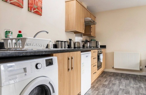 Tipton House | Lovely Two Bed detached house with Parking