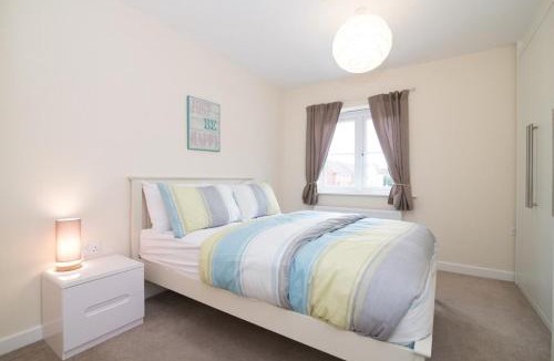 Tipton House | Lovely Two Bed detached house with Parking