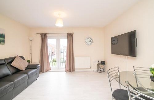 Tipton House | Lovely Two Bed detached house with Parking