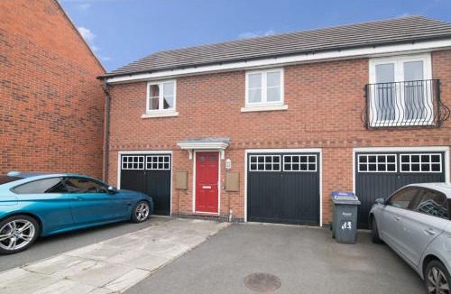 Tipton House | Lovely Two Bed detached house with Parking