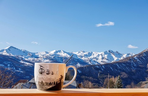 Allos Apartment | Lovely, upmarket R+1 chalet apartment 5 minutes from the slopes, near Lac d'Allos