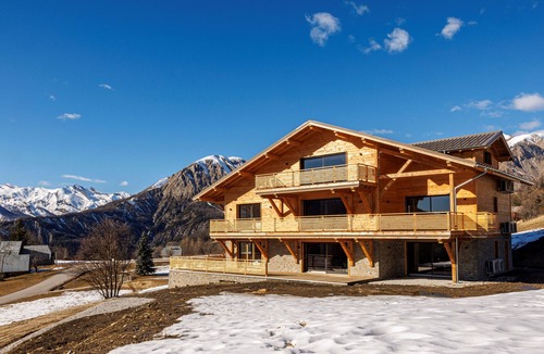 Allos Apartment | Lovely, upmarket R+1 chalet apartment 5 minutes from the slopes, near Lac d'Allos