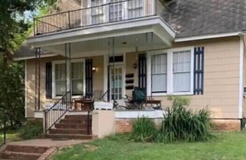 Vicksburg Apartment | Lovely Upstairs 3 Bedroom Apartment