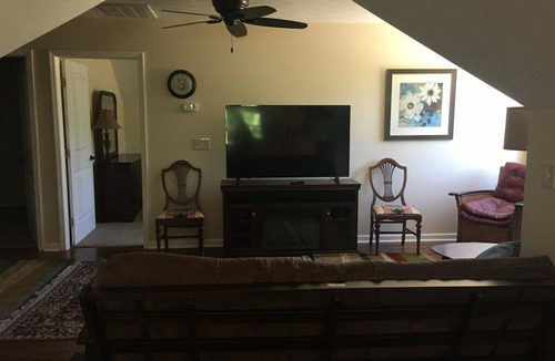 Aiken House | Lovely upstairs apartment with pasture views