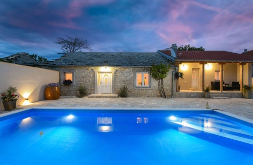 Benkovac Villa | Lovely villa Mandarin, private pool, 2 bedrooms, large garden, national parks