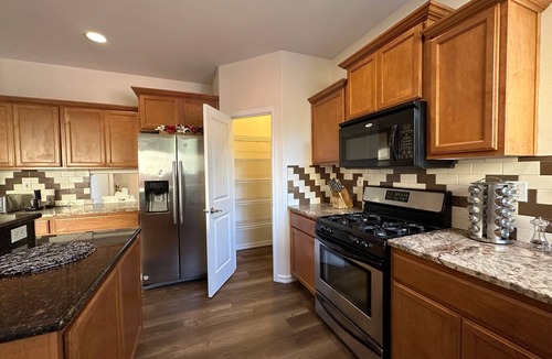 Renton House | Lovely Villa: Master en-suite with fireplace