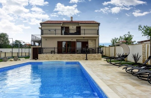 Lovinac Villa | Lovely Villa Tona, in Dalmatia, with a Pool