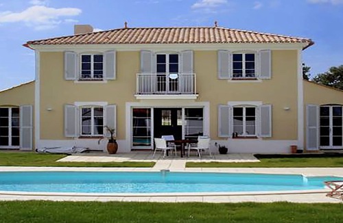 Coex Villa | Lovely villa with private heated swimming pool sleeps up to 9