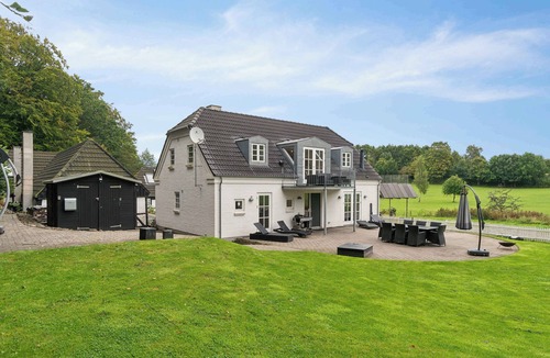 Juelsminde House | Lovely well-appointed summer house with hot tub