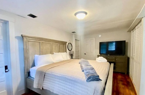 Pinewood Park House | Lovely West Palm Beach Bungalow