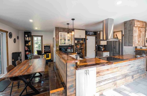 Pointe-au-Chene Ski Chalet | LoveNestChalet | Hot tub & Fireplace | Lake & Mountain