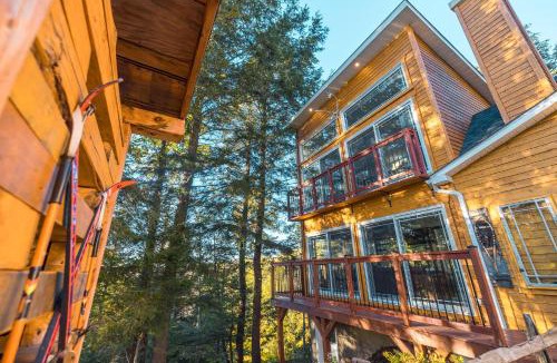 Pointe-au-Chene Ski Chalet | LoveNestChalet - Romantic with Private Hot Tub & Fireplace
