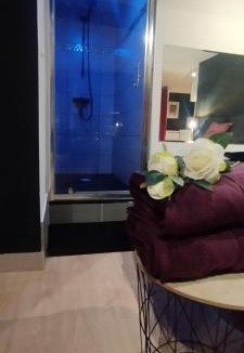 Saint-Amarin Apartment | Loveroom Chambre obscure