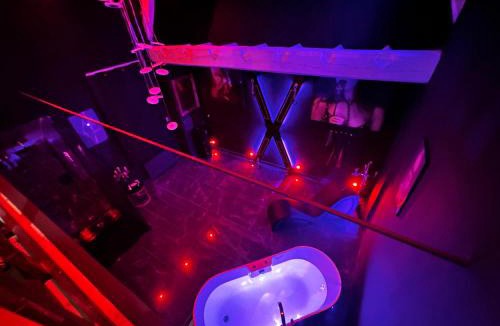 Douchy-les-Mines Hotel | Loveroom de luxe - Thème 50 nuances de grey maison privative spa insolite