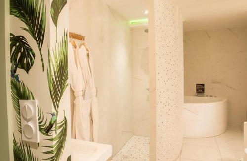 Trevoux Bed & Breakfast | LOVEROOM & SPA & André