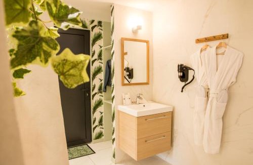 Trevoux Bed & Breakfast | LOVEROOM & SPA & André