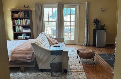Gordonsville House | Lovers Lane FarmStay on a working family farm. Cows, sheep, bees, garden & more