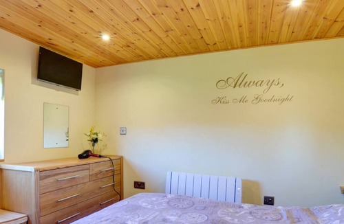Penybont Ski Chalet | Lovers' Lodge in Llandrindod Wells