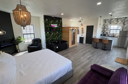 Twin Lakes Cabin | LOVERS LODGE- sauna, jetted tub, fireplace, 2 person walk in shower-@ the lake!