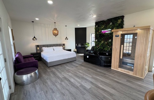 Twin Lakes Cabin | LOVERS LODGE- sauna, jetted tub, fireplace, 2 person walk in shower-@ the lake!