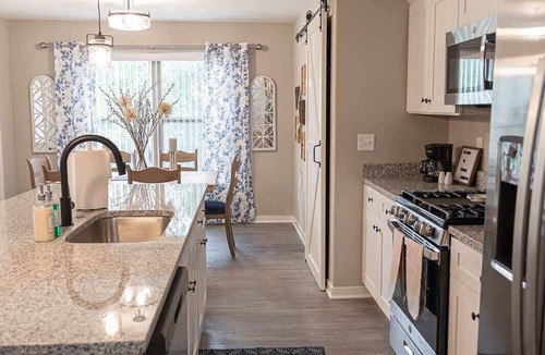Loves Park House | Loves Park House: 2BR, Office, King Bed Near Attractions!