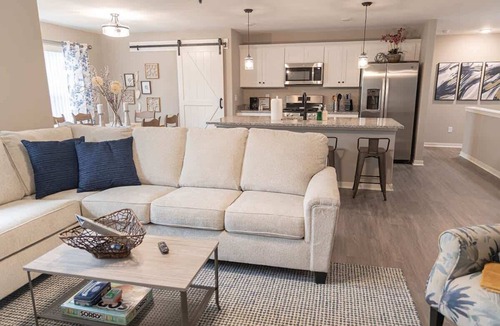 Loves Park House | Loves Park House: 2BR, Office, King Bed Near Attractions!