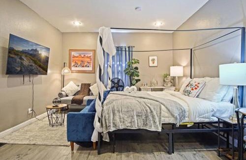 Central Oklahoma City House | Loveshack Studio & Bathtub near the Plaza District