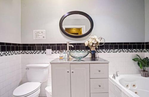 Central Oklahoma City House | Loveshack Studio & Bathtub near the Plaza District