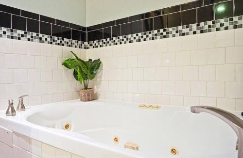 Central Oklahoma City House | Loveshack Studio & Bathtub near the Plaza District