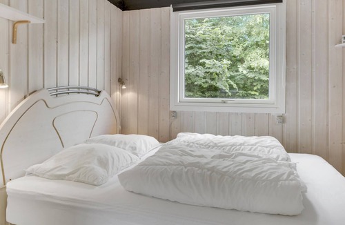 Arnager House | Lovingly furnished cottage on well-kept grounds with lawn and space for ball games.