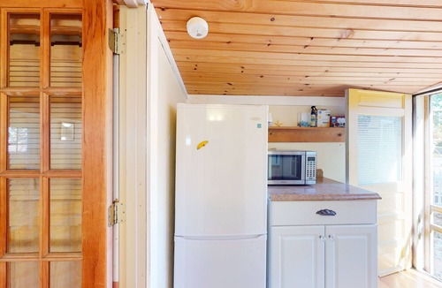 Falmouth Cottage | Lovingly restored 1800s cottage, fenced yard, outdoor shower, firepit