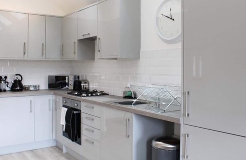 Abingdon Apartment | Low Cost, Fully Sanitised 4 Bed & Parking