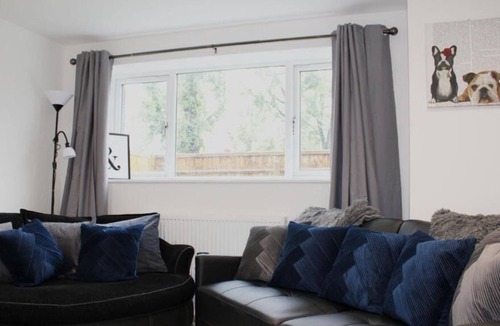 Didcot Apartment | Low Cost, Fully Sanitised 4 Bed & Parking