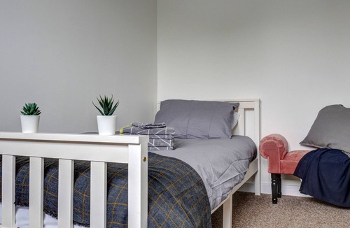 Didcot Apartment | Low Cost, Pet Friendly 4 Bed + Parking (04)