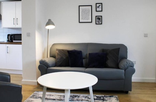 Abingdon Apartment | Low Cost, Pet Friendly 4 Bed + Parking (01)