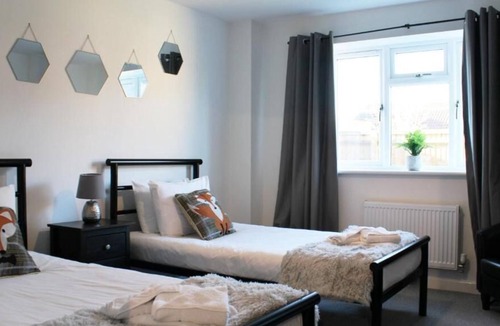 Abingdon Apartment | Low Cost, Pet Friendly 4 Bed + Parking (06)