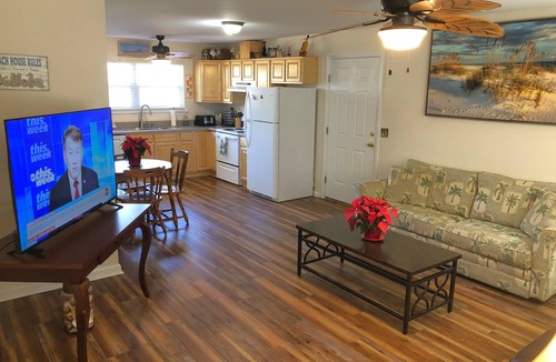 St. George Island Apartment | LOW RATE! Clean/adorable with lots of nice features! Next to beach path.