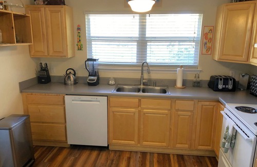 St. George Island Apartment | LOW RATE! Clean/adorable with lots of nice features! Next to beach path.