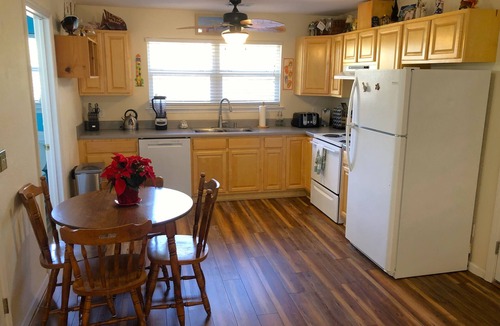 St. George Island Apartment | LOW RATE! Clean/adorable with lots of nice features! Next to beach path.