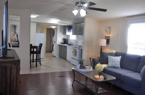 Lebanon House | Low Rent Rendezvous