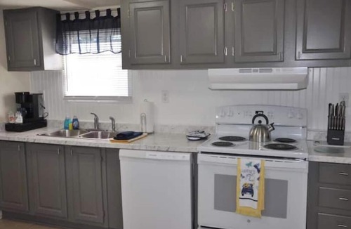 Lebanon House | Low Rent Rendezvous