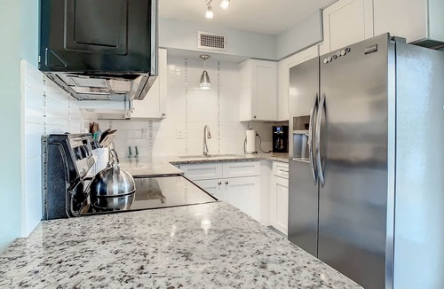 St. Augustine Beach House | LOW TIDE - 2 Beds/1 Bath - Pet Friendlyn