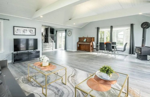 Dunnville Cabin | Lowbanks Cottage Sleeps 12, Hot Tub, 300m to beach!