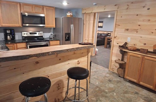 Spencer Apartment | Lower creekside ReTREEt