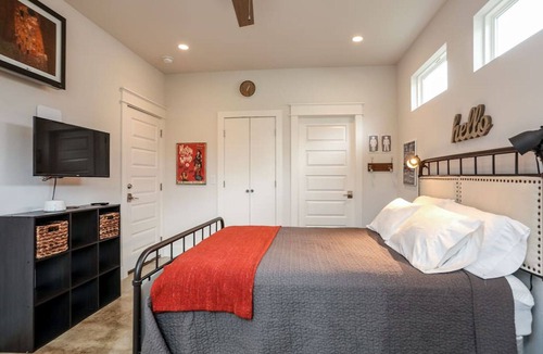 Chestnut House | Lower Flat- New, Comfortable, Luxury Room near UT, Downtown & Bars&Restaurants