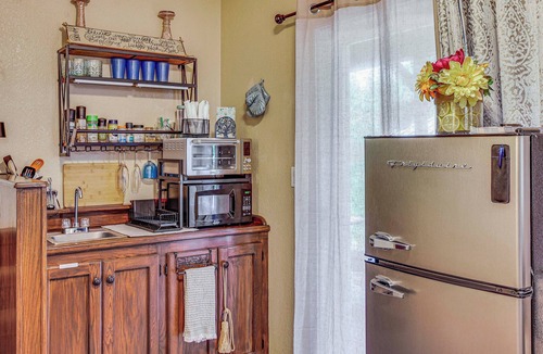 Graham Apartment | Lower-Level Apt w/Hot Tub & Sauna in Graham!